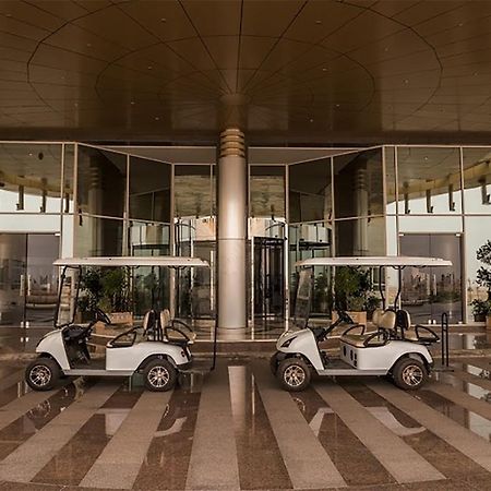 Millennium Hail Hotel Bagian luar foto Golf carts at the entrance of the hotel