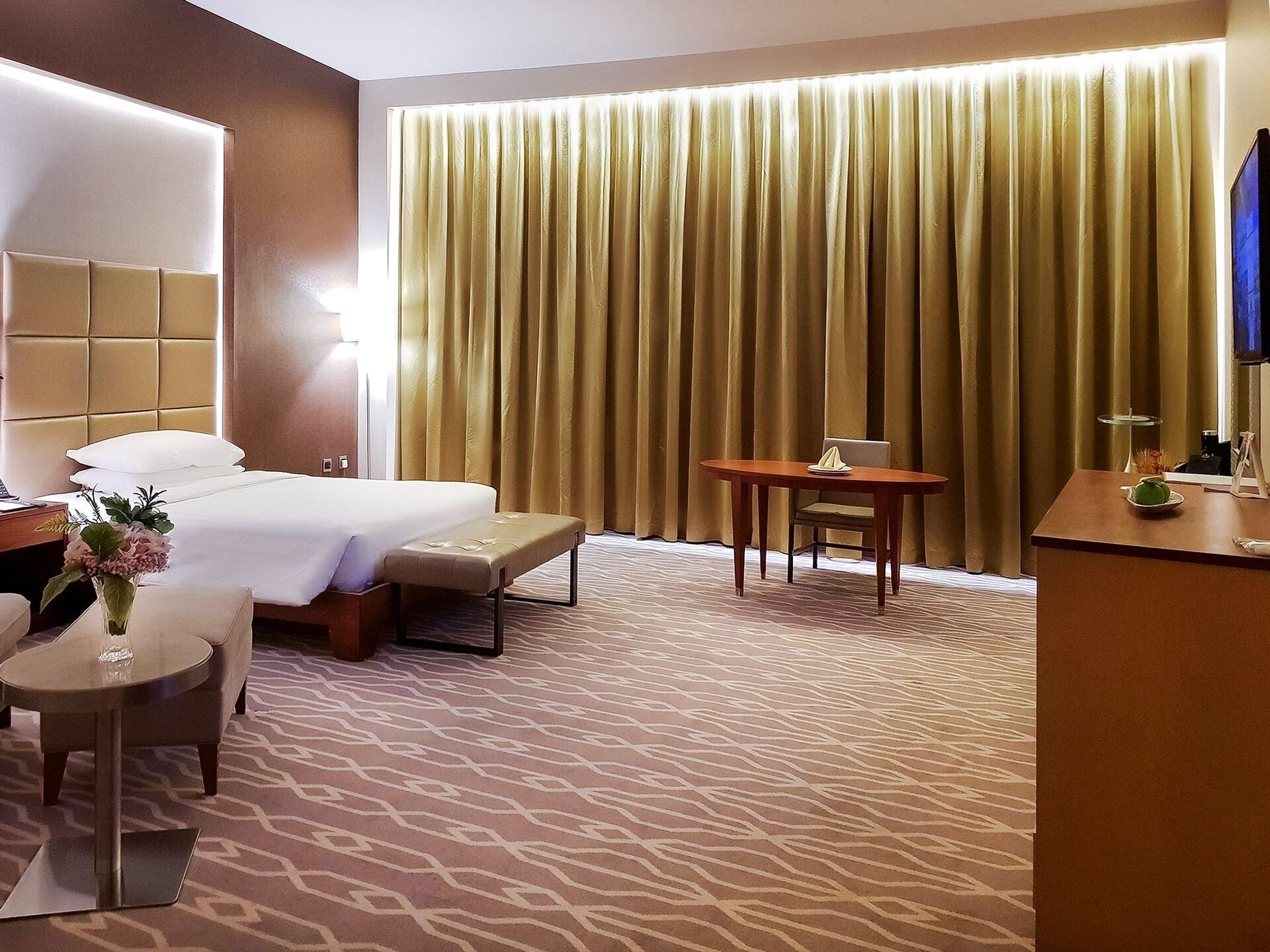 Millennium Hail Hotel Bagian luar foto A room at the hotel