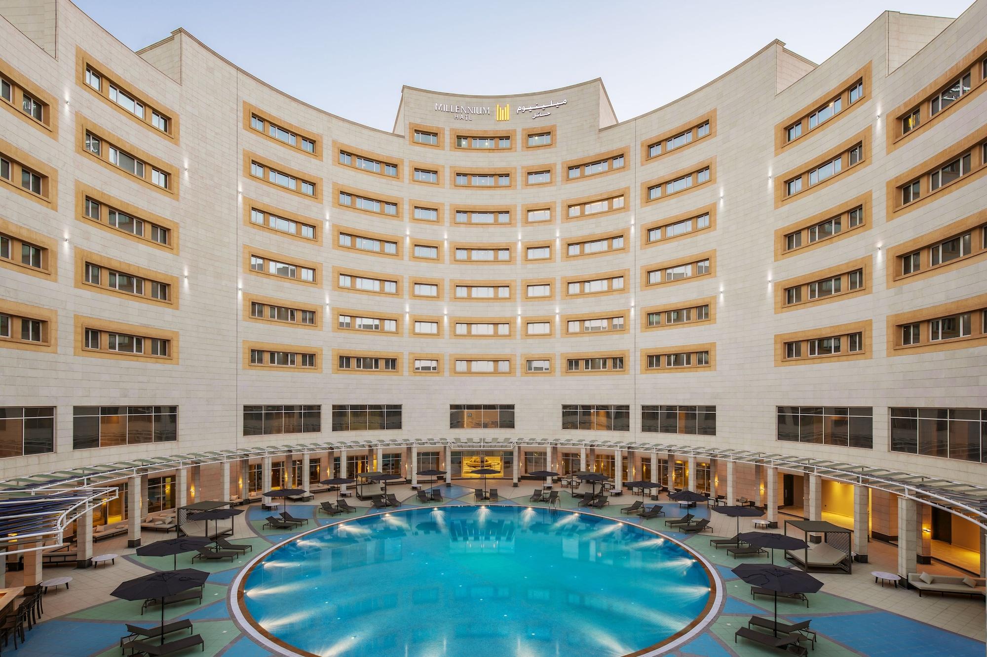 Millennium Hail Hotel Bagian luar foto The pool at the hotel