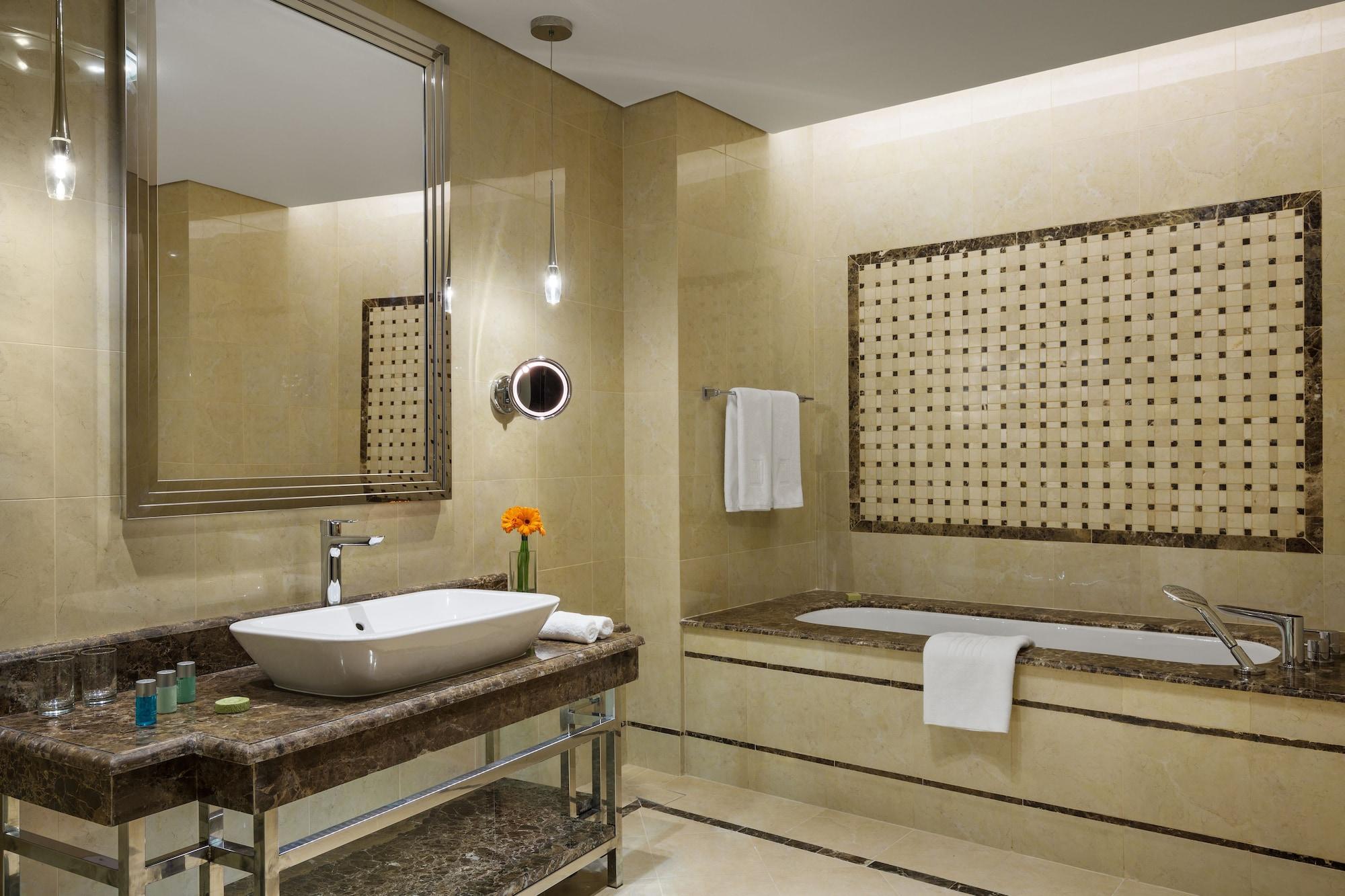 Millennium Hail Hotel Bagian luar foto Bathroom
