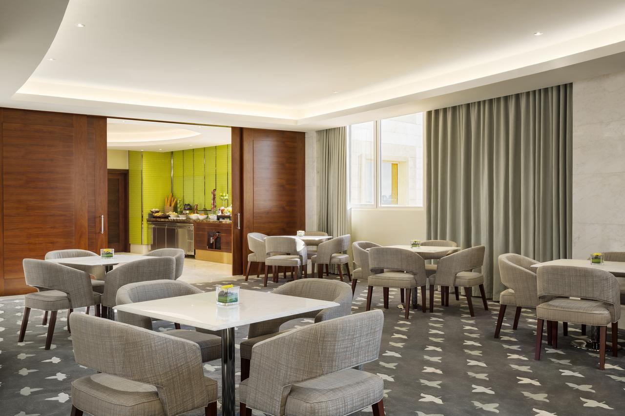 Millennium Hail Hotel Bagian luar foto The Club at London Heathrow Airport