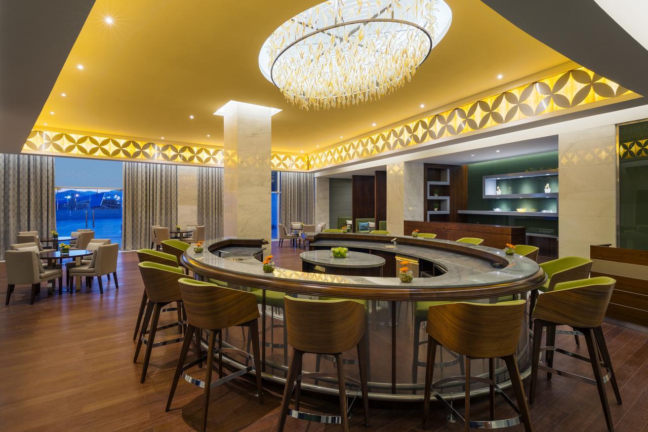 Millennium Hail Hotel Bagian luar foto The bar at the lounge