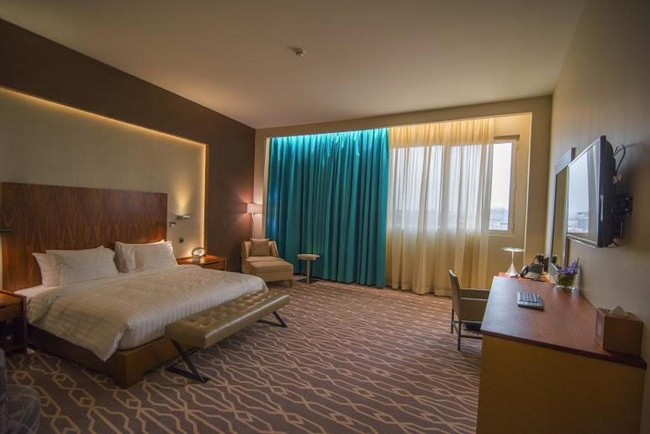 Millennium Hail Hotel Bagian luar foto A room at the hotel
