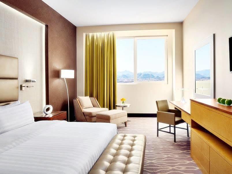Millennium Hail Hotel Bagian luar foto A guest room at the Conrad Punta del Este