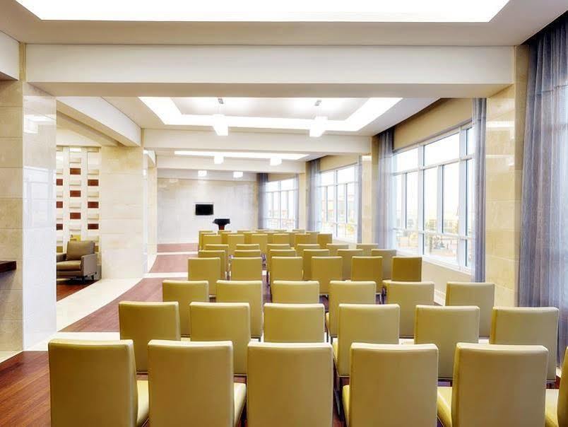 Millennium Hail Hotel Bagian luar foto Meeting room