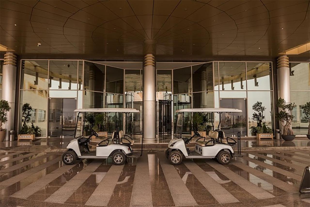 Millennium Hail Hotel Bagian luar foto Golf carts at the entrance of the hotel