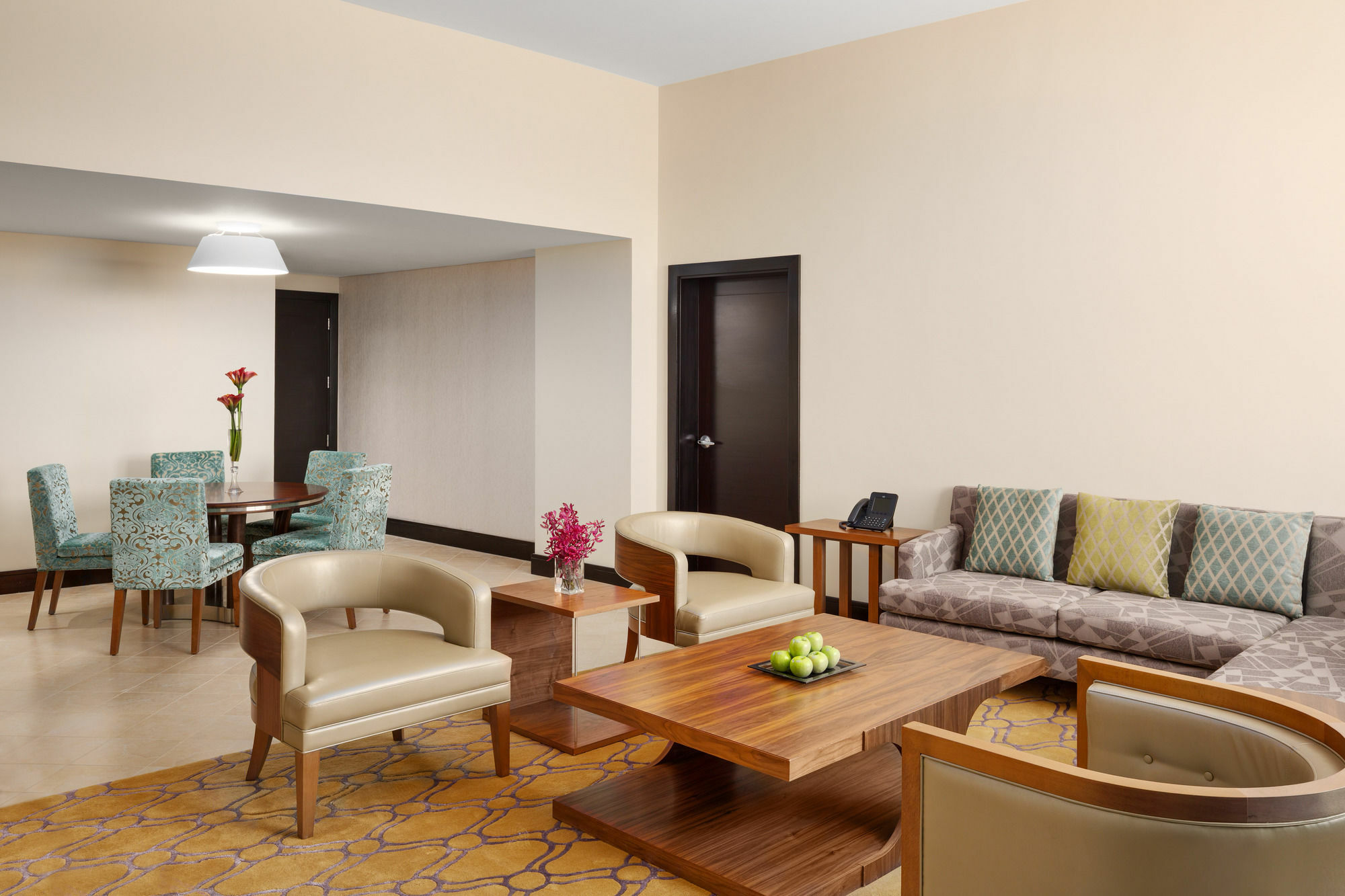 Millennium Hail Hotel Bagian luar foto A living room in a suite at the hotel