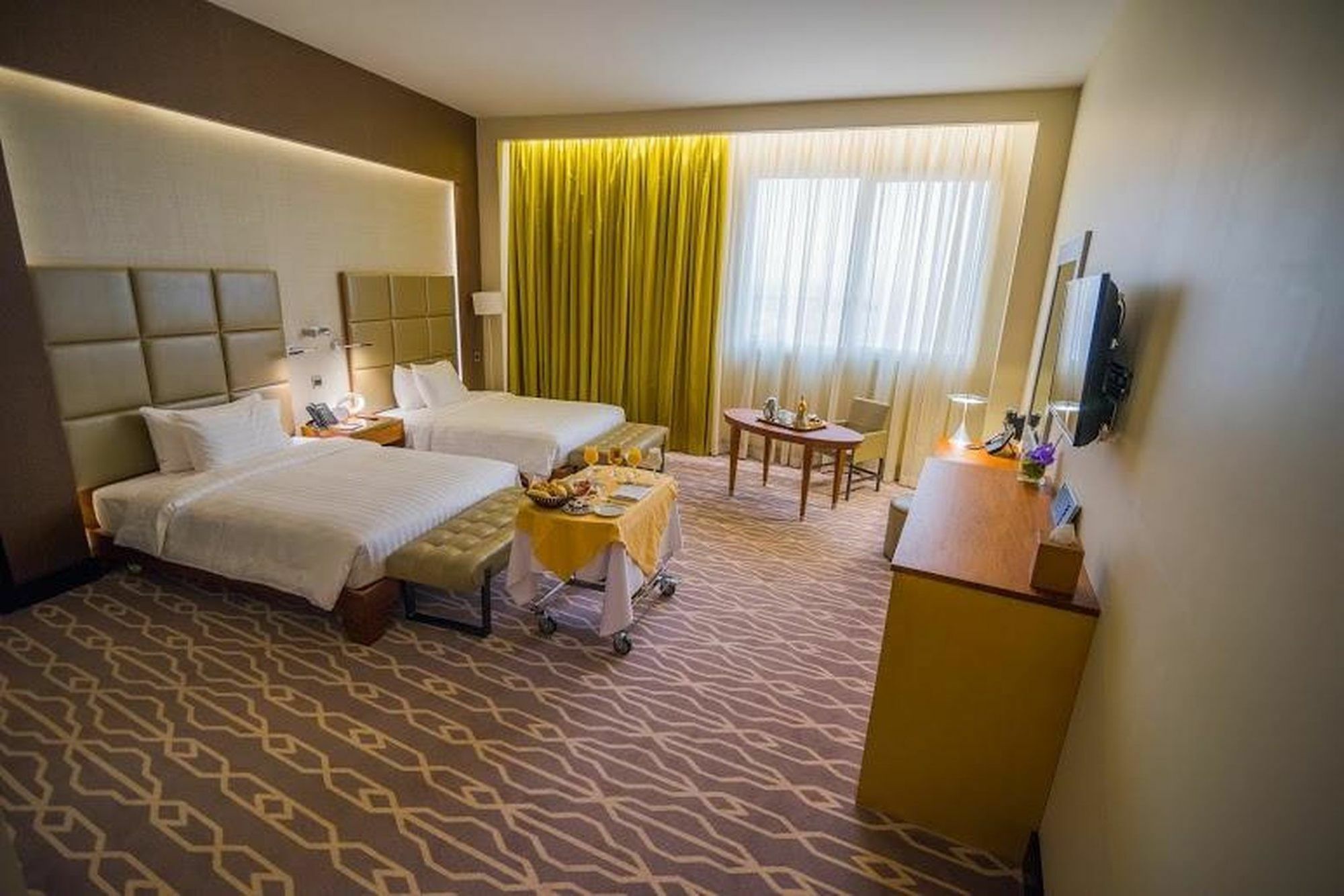 Millennium Hail Hotel Bagian luar foto A room at the hotel