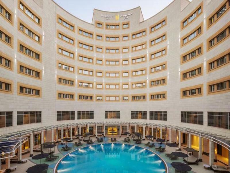 Millennium Hail Hotel Bagian luar foto The pool at the hotel
