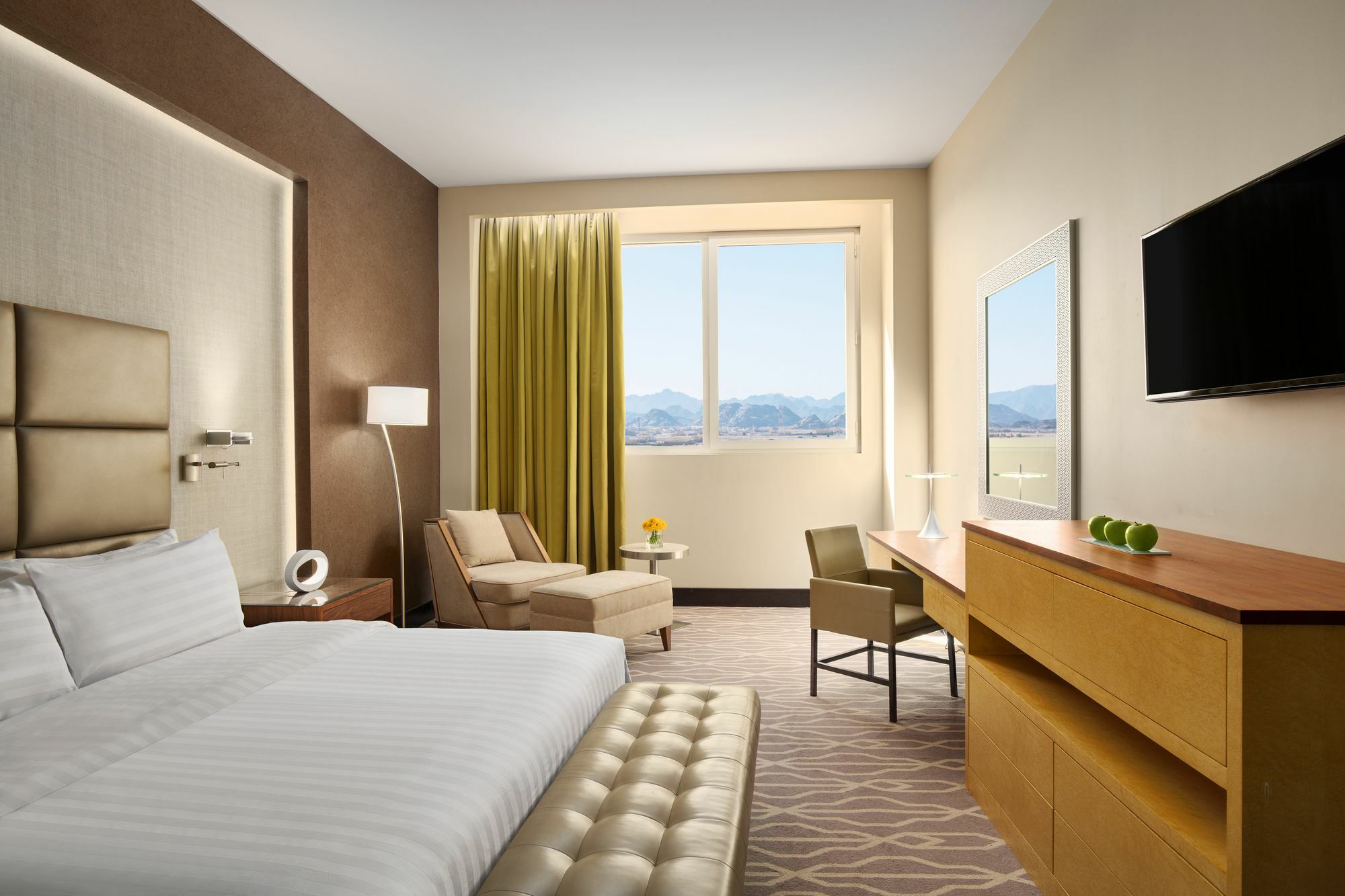 Millennium Hail Hotel Bagian luar foto A guest room at the Hilton Garden Inn