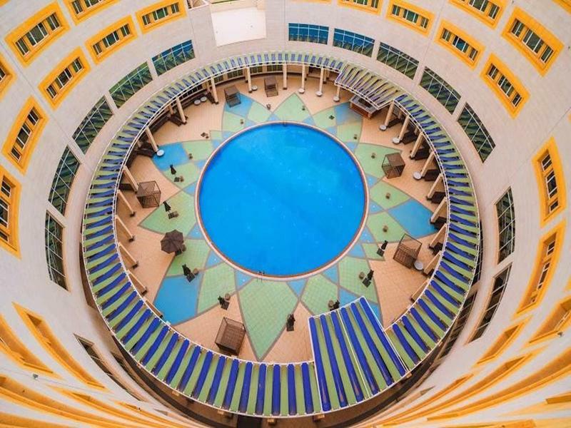 Millennium Hail Hotel Bagian luar foto The atrium of the school