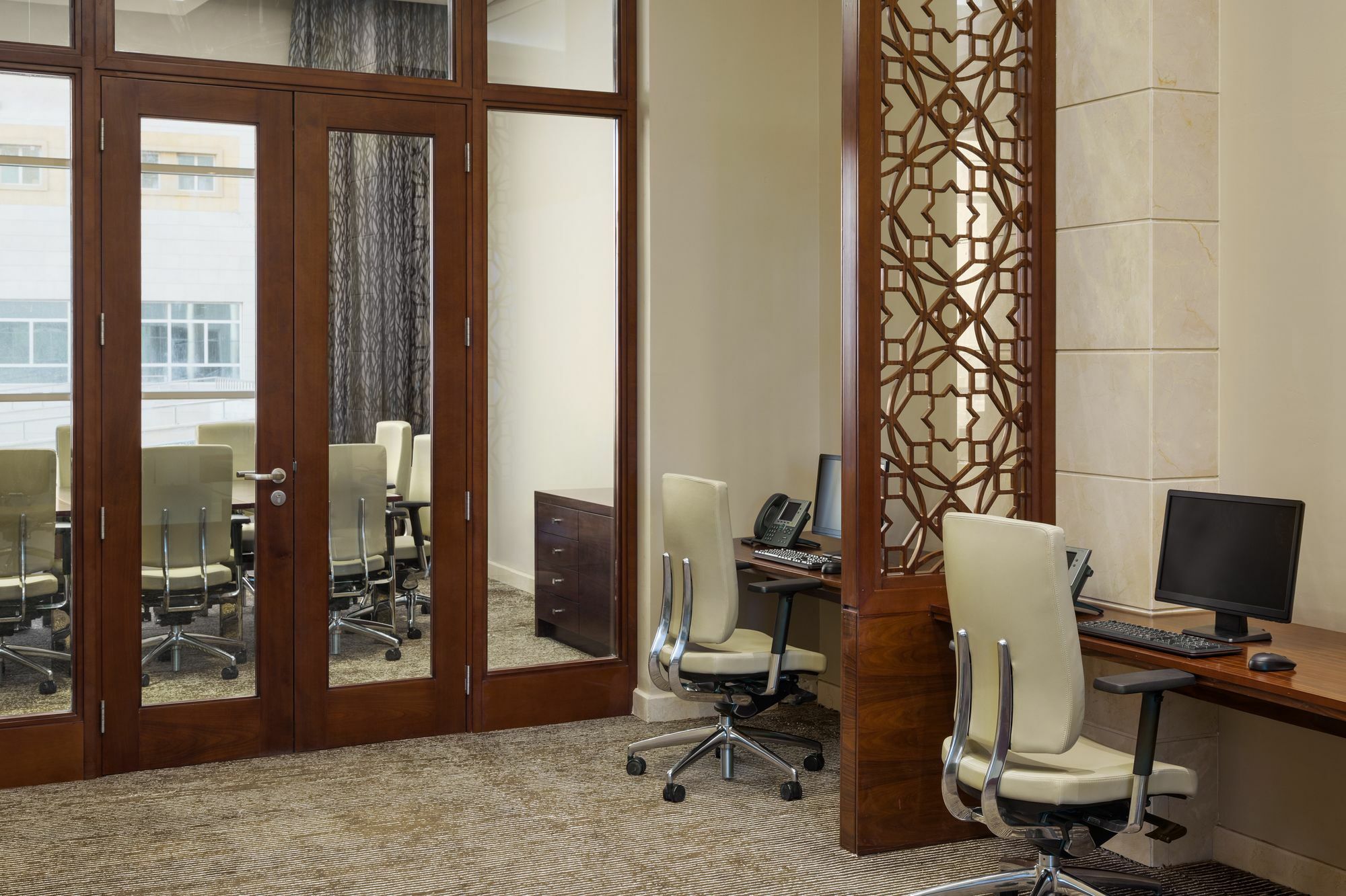 Millennium Hail Hotel Bagian luar foto Business Center